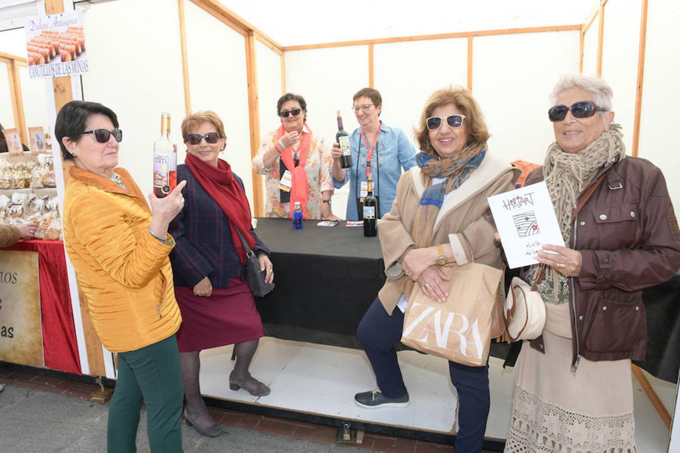 La Plaza Mayor de Valladolid se llena desde este viernes y hasta el domingo con casetas en las que se pueden degustar los mejores vinos y alimentos de Valladolid