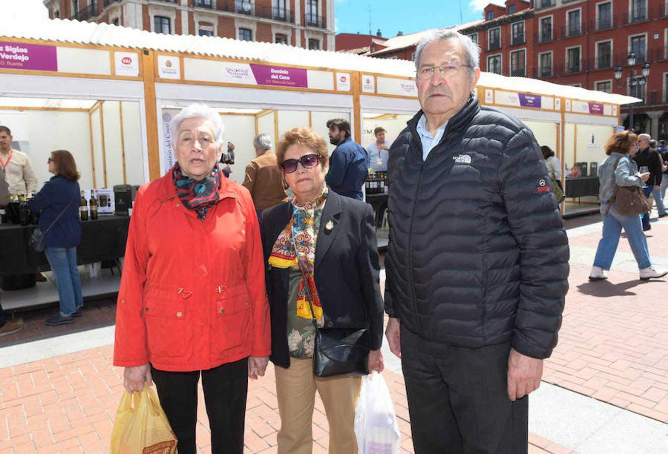 La Plaza Mayor de Valladolid se llena desde este viernes y hasta el domingo con casetas en las que se pueden degustar los mejores vinos y alimentos de Valladolid
