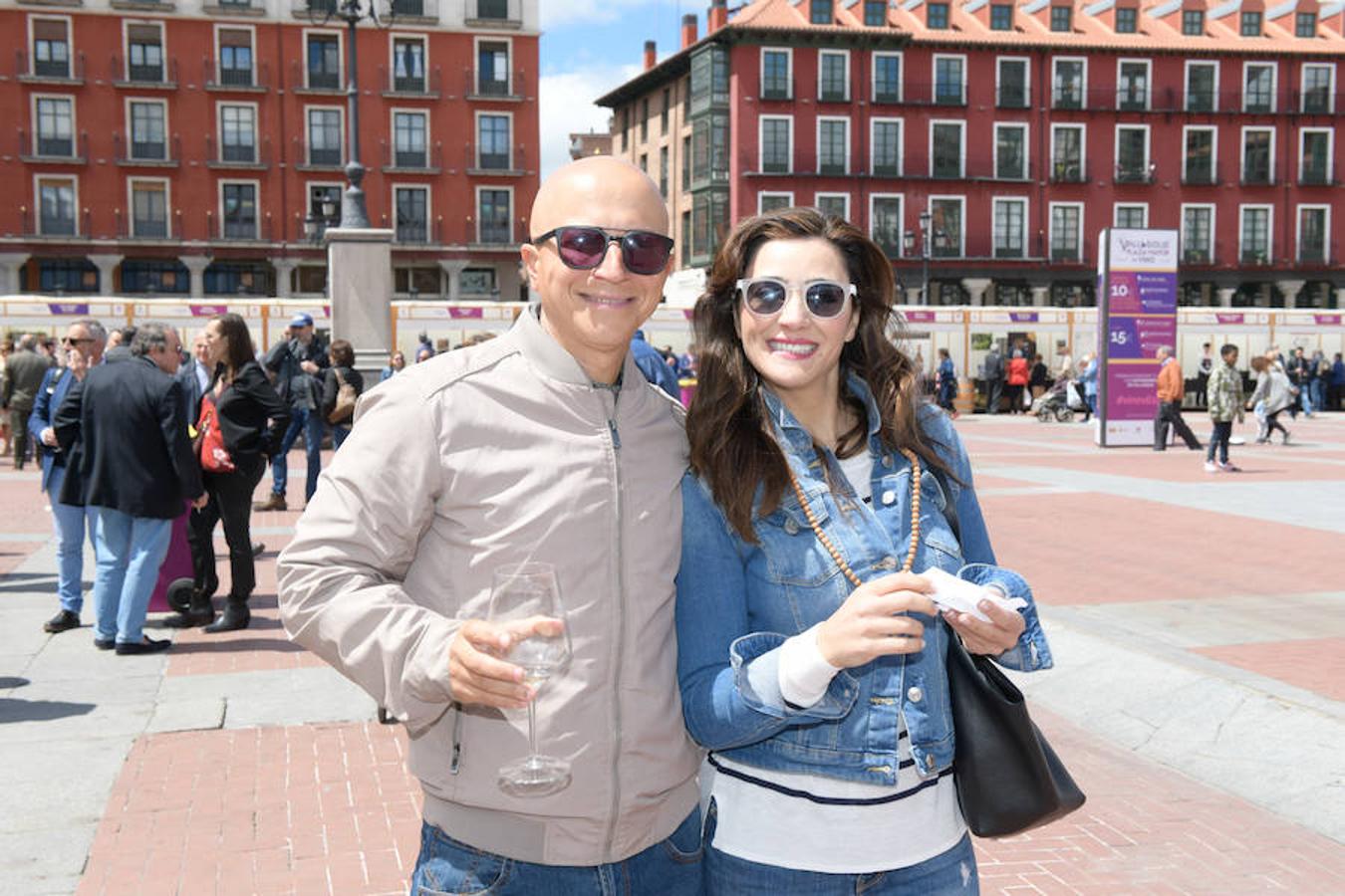 La Plaza Mayor de Valladolid se llena desde este viernes y hasta el domingo con casetas en las que se pueden degustar los mejores vinos y alimentos de Valladolid