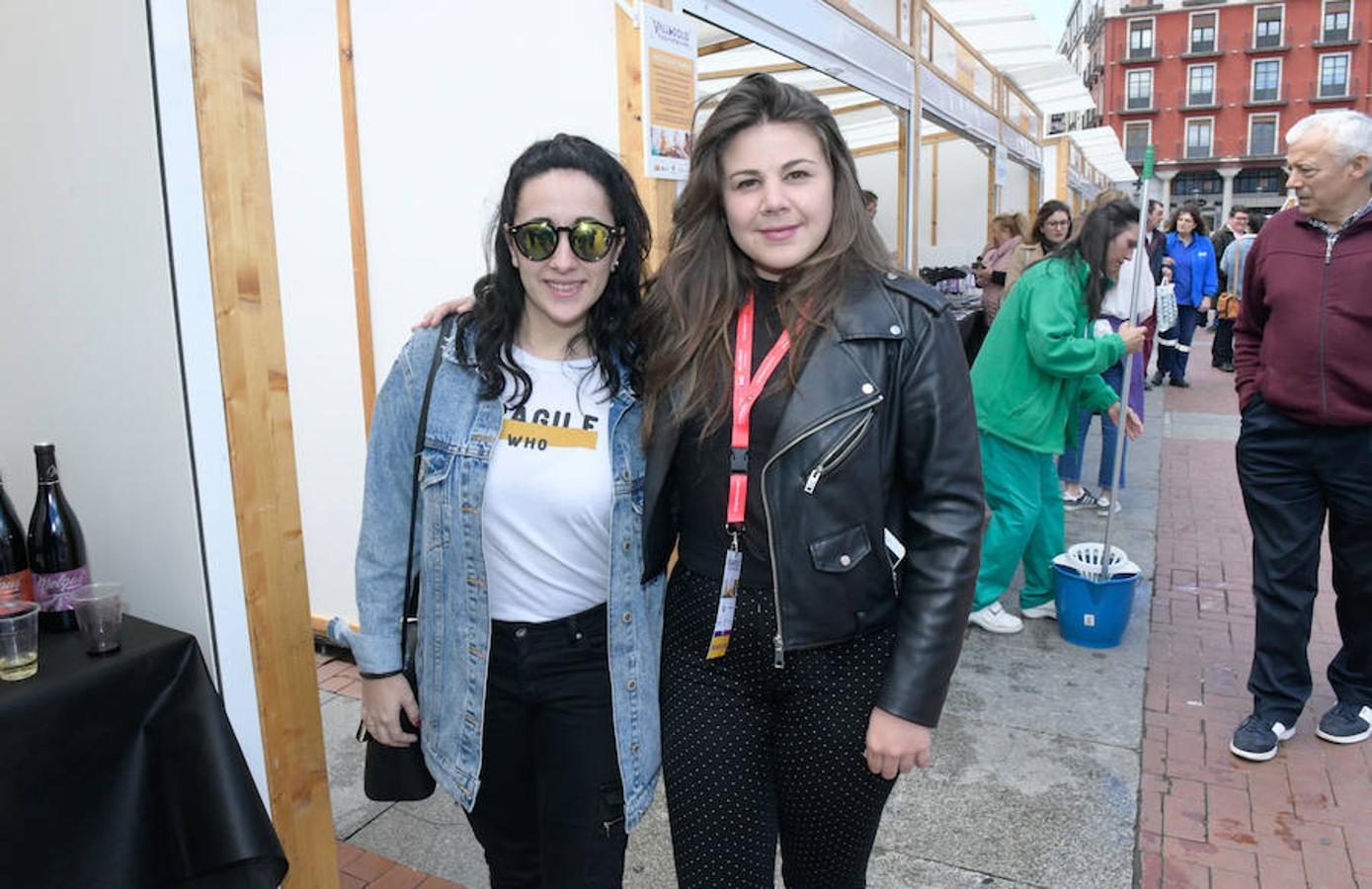 La Plaza Mayor de Valladolid se llena desde este viernes y hasta el domingo con casetas en las que se pueden degustar los mejores vinos y alimentos de Valladolid