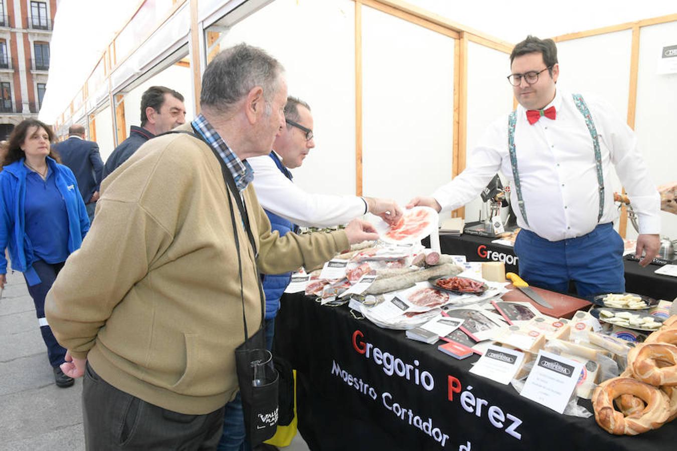 La Plaza Mayor de Valladolid se llena desde este viernes y hasta el domingo con casetas en las que se pueden degustar los mejores vinos y alimentos de Valladolid