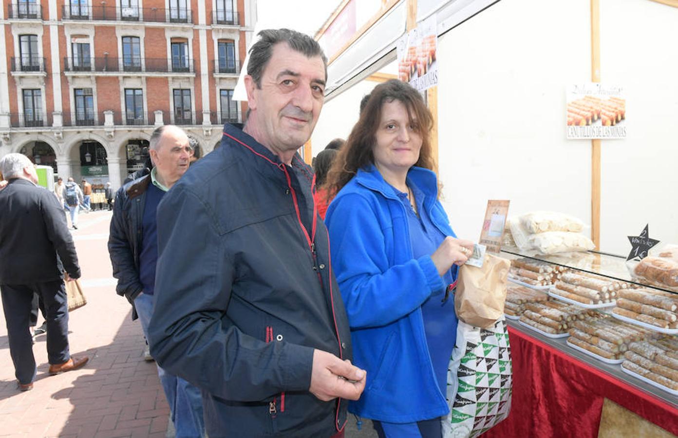 La Plaza Mayor de Valladolid se llena desde este viernes y hasta el domingo con casetas en las que se pueden degustar los mejores vinos y alimentos de Valladolid