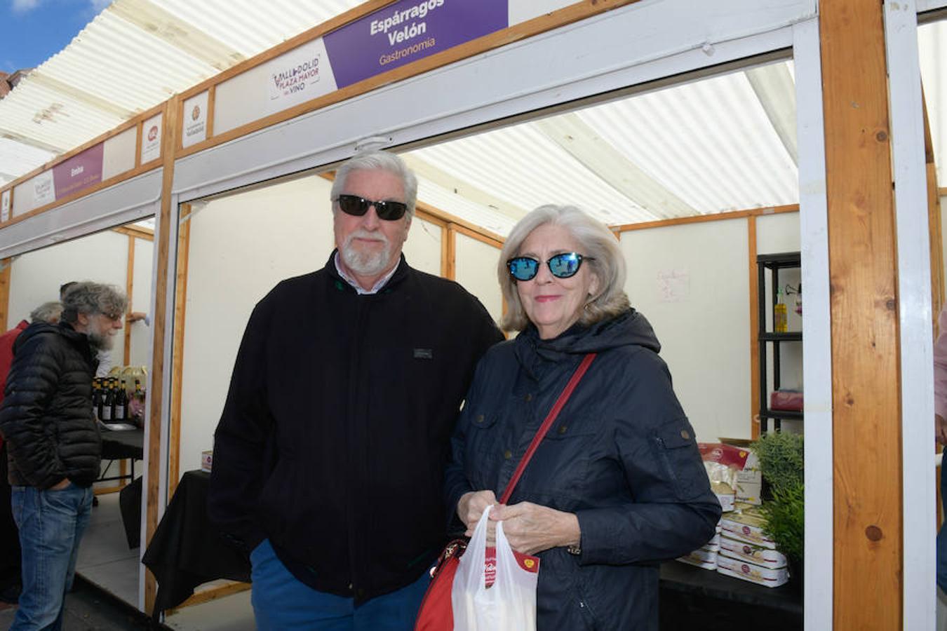 La Plaza Mayor de Valladolid se llena desde este viernes y hasta el domingo con casetas en las que se pueden degustar los mejores vinos y alimentos de Valladolid