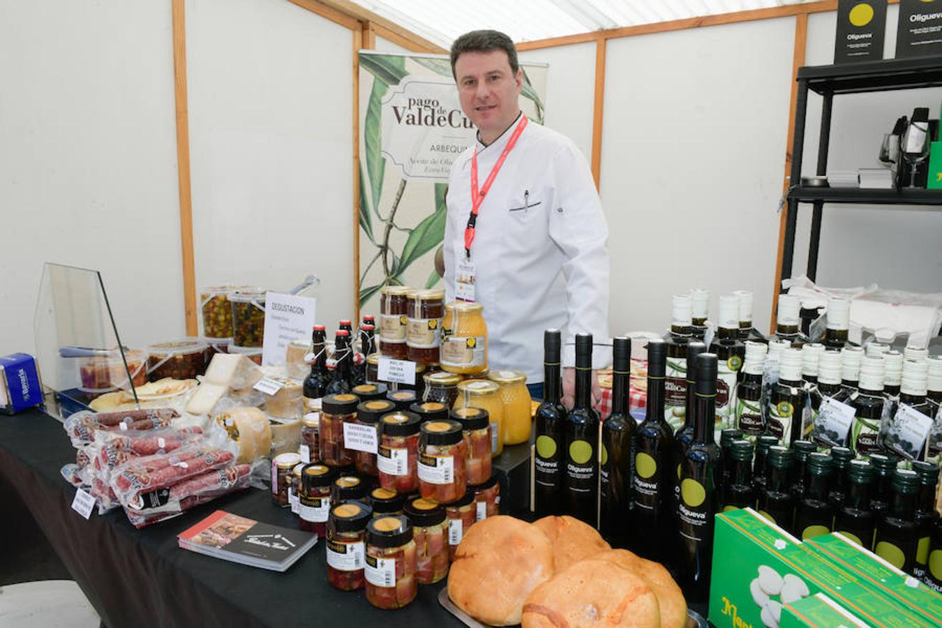 La Plaza Mayor de Valladolid se llena desde este viernes y hasta el domingo con casetas en las que se pueden degustar los mejores vinos y alimentos de Valladolid