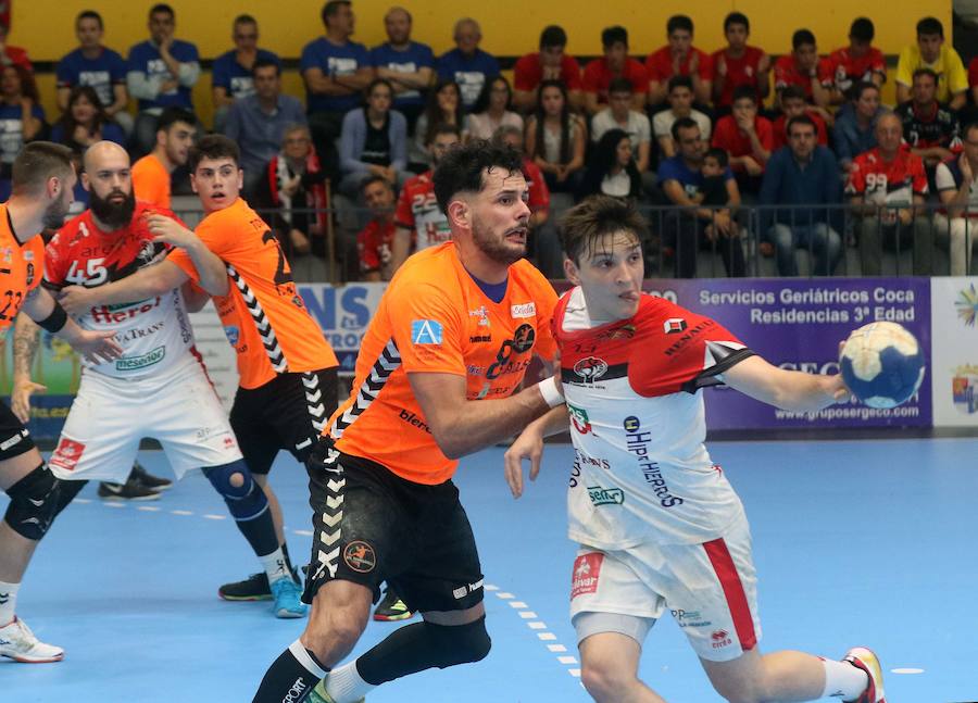 Fotos: Torrelavega infringe la primera derrota en casa del Balonmano Nava