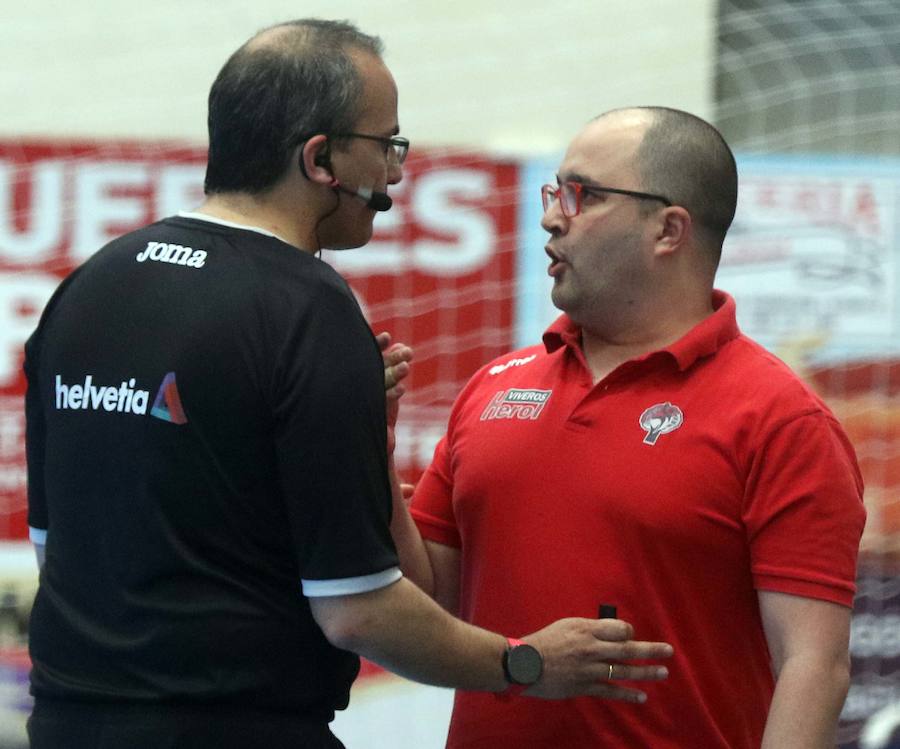 Fotos: Torrelavega infringe la primera derrota en casa del Balonmano Nava