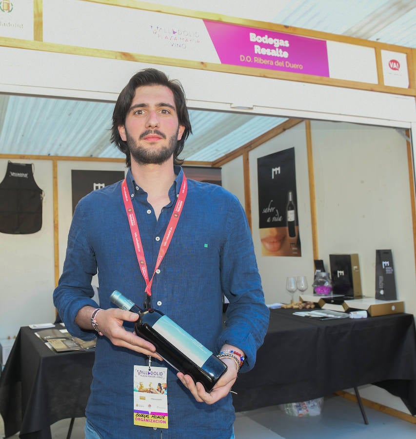 Los asistentes disfrutan de la oferta de las bodegas en la Plaza Mayor de Valladolid