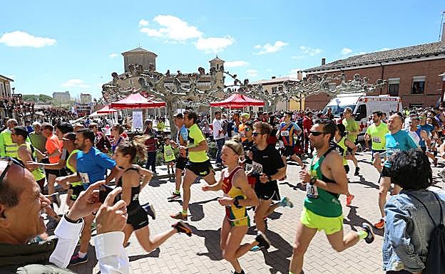 Los participantes en la carrera popular y solidaria de Frómista en el inicio de la prueba. 