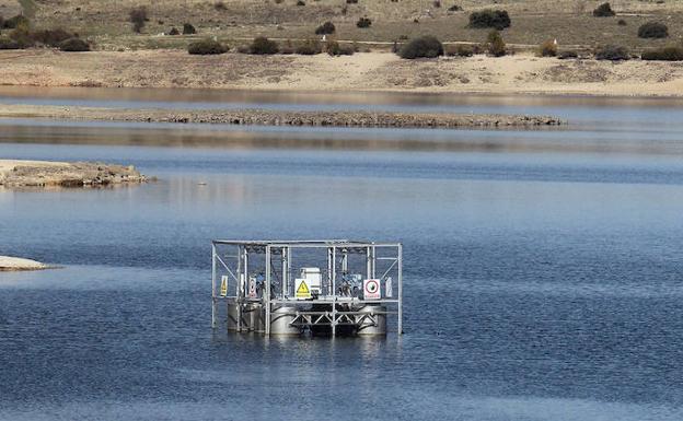 Toma superficial de agua en el embalse del Pontón Alto.