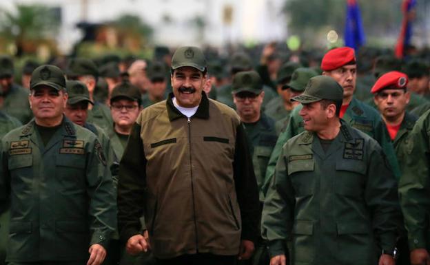 El presidente de Venezuela Nicolás Maduro junto algunos militares venezolanos.