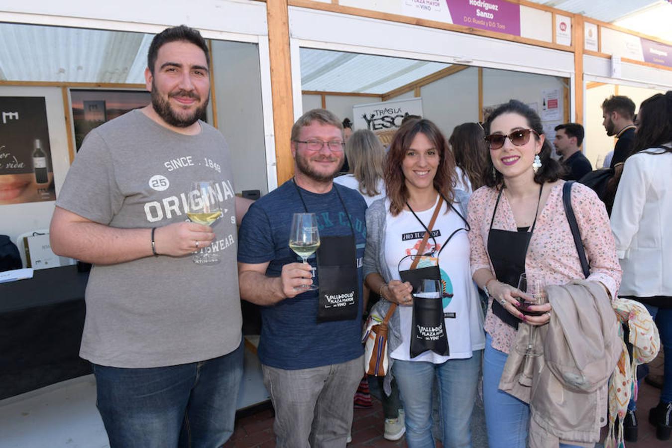 Los asistentes disfrutan de la oferta de las bodegas en la Plaza Mayor de Valladolid
