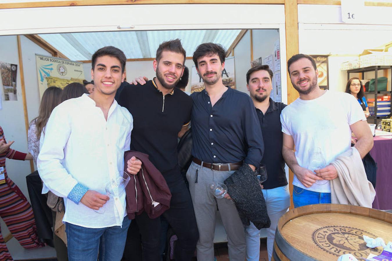 Los asistentes disfrutan de la oferta de las bodegas en la Plaza Mayor de Valladolid