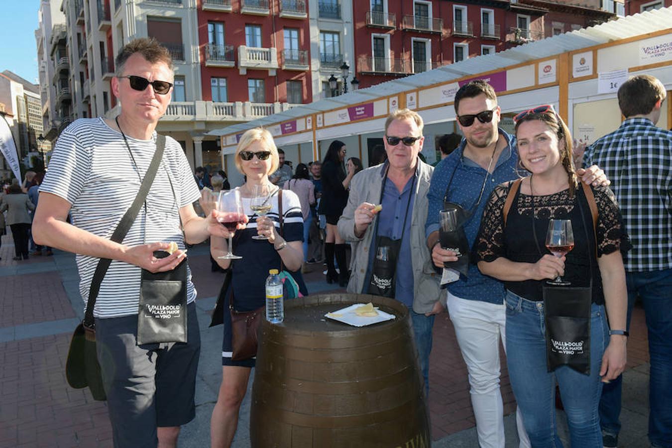Los asistentes disfrutan de la oferta de las bodegas en la Plaza Mayor de Valladolid