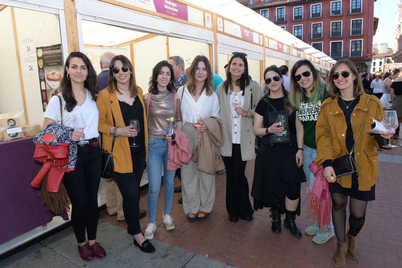 Los asistentes disfrutan de la oferta de las bodegas en la Plaza Mayor de Valladolid