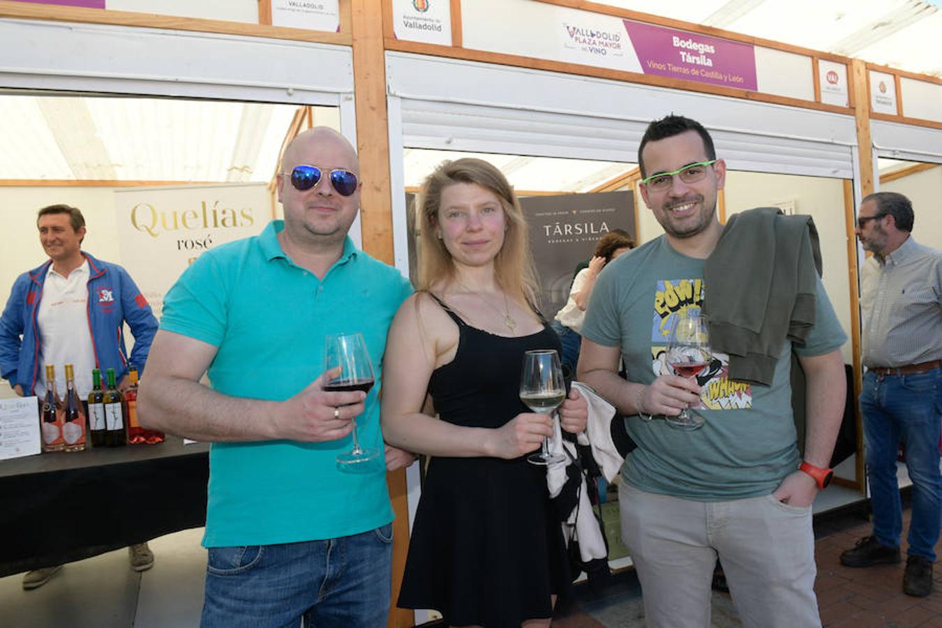 Los asistentes disfrutan de la oferta de las bodegas en la Plaza Mayor de Valladolid