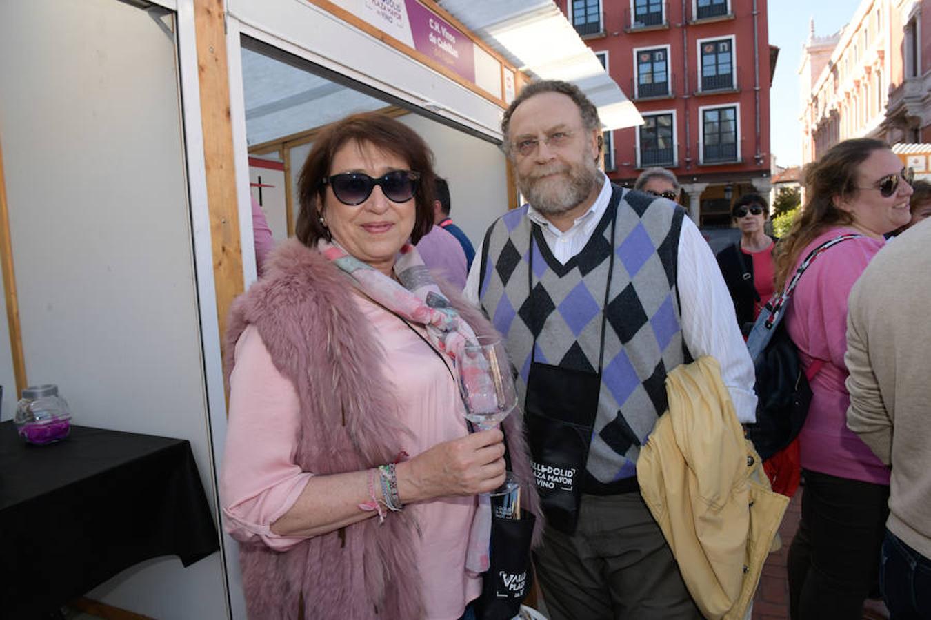 Los asistentes disfrutan de la oferta de las bodegas en la Plaza Mayor de Valladolid