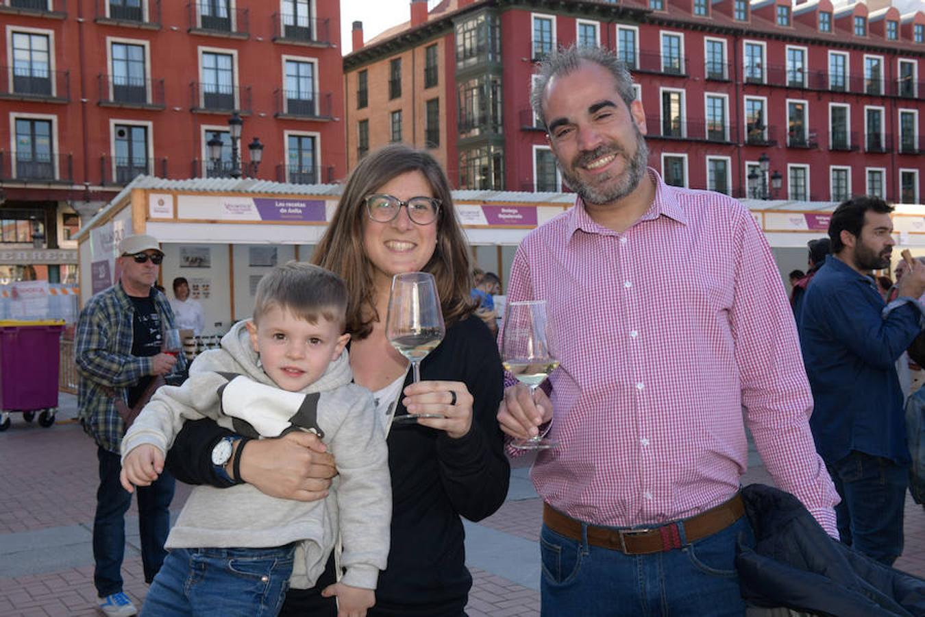 Los asistentes disfrutan de la oferta de las bodegas en la Plaza Mayor de Valladolid