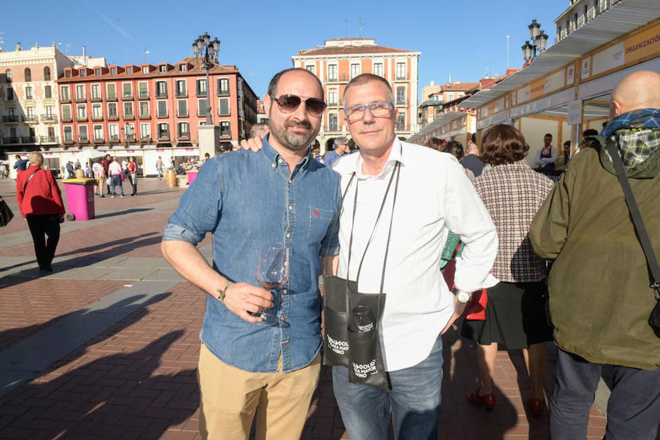 Los asistentes disfrutan de la oferta de las bodegas en la Plaza Mayor de Valladolid