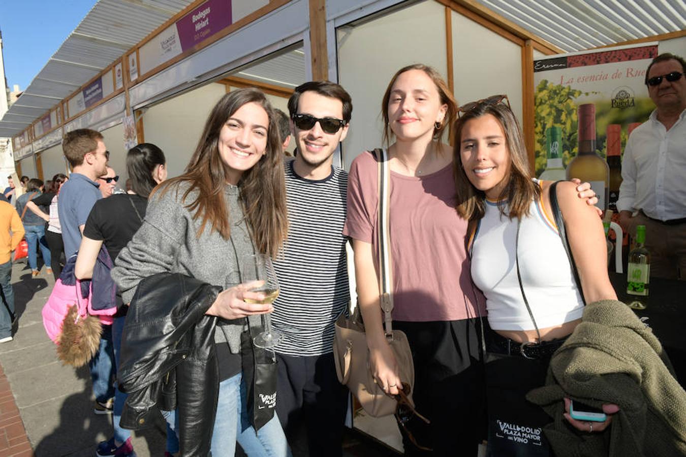 Los asistentes disfrutan de la oferta de las bodegas en la Plaza Mayor de Valladolid