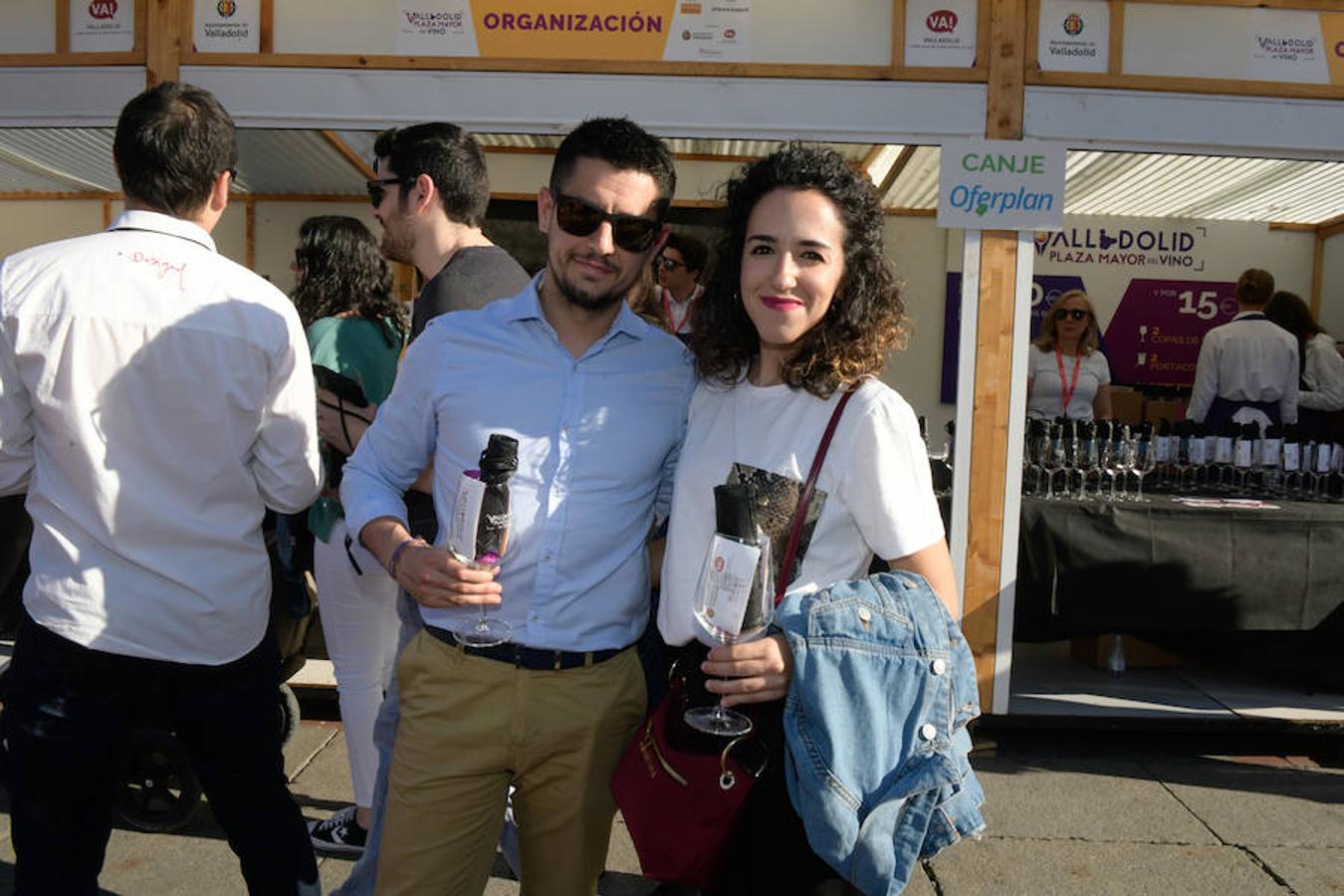 Los asistentes disfrutan de la oferta de las bodegas en la Plaza Mayor de Valladolid