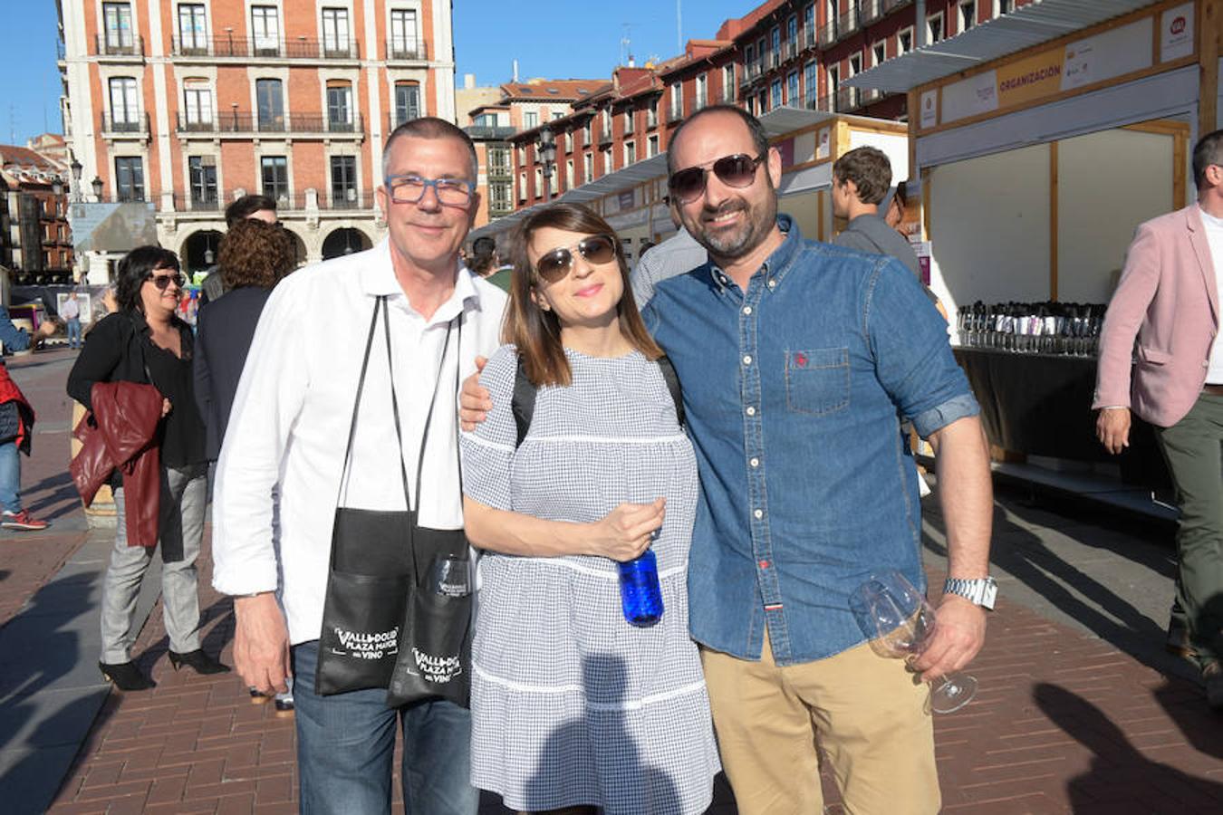 Los asistentes disfrutan de la oferta de las bodegas en la Plaza Mayor de Valladolid