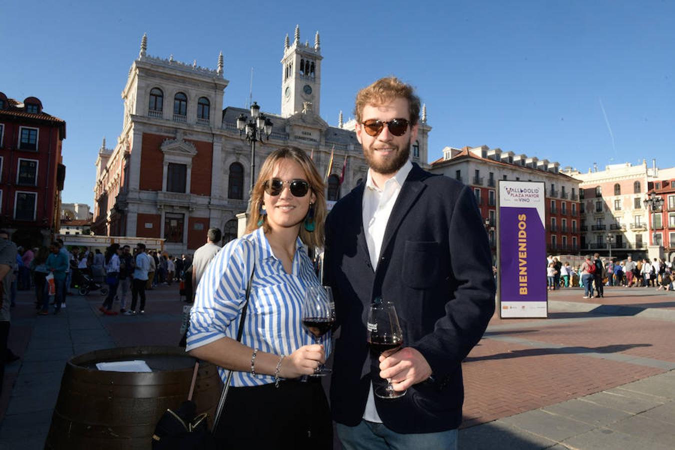 Los asistentes disfrutan de la oferta de las bodegas en la Plaza Mayor de Valladolid