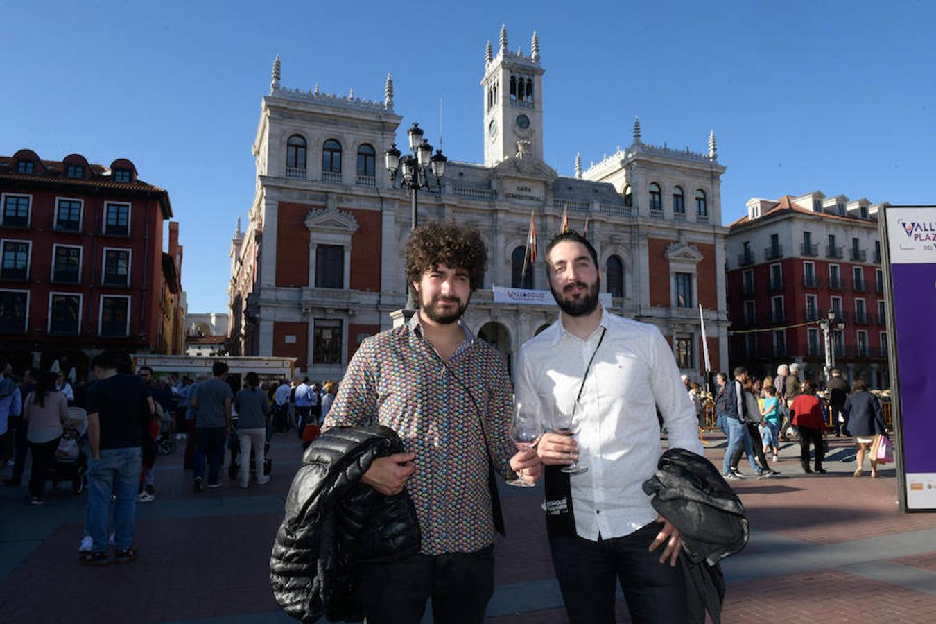 Los asistentes disfrutan de la oferta de las bodegas en la Plaza Mayor de Valladolid
