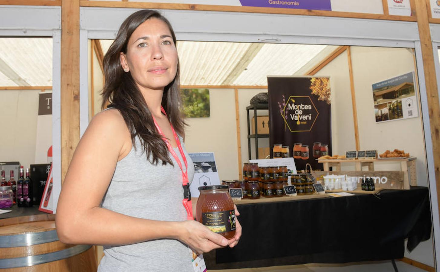 Los asistentes disfrutan de la oferta de las bodegas en la Plaza Mayor de Valladolid