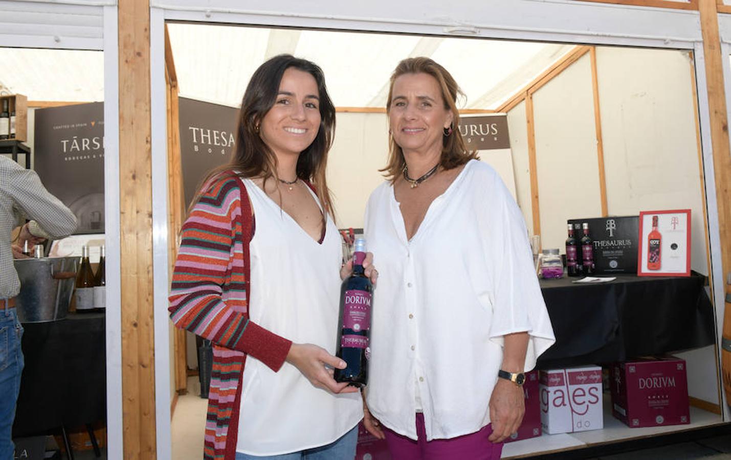 Los asistentes disfrutan de la oferta de las bodegas en la Plaza Mayor de Valladolid