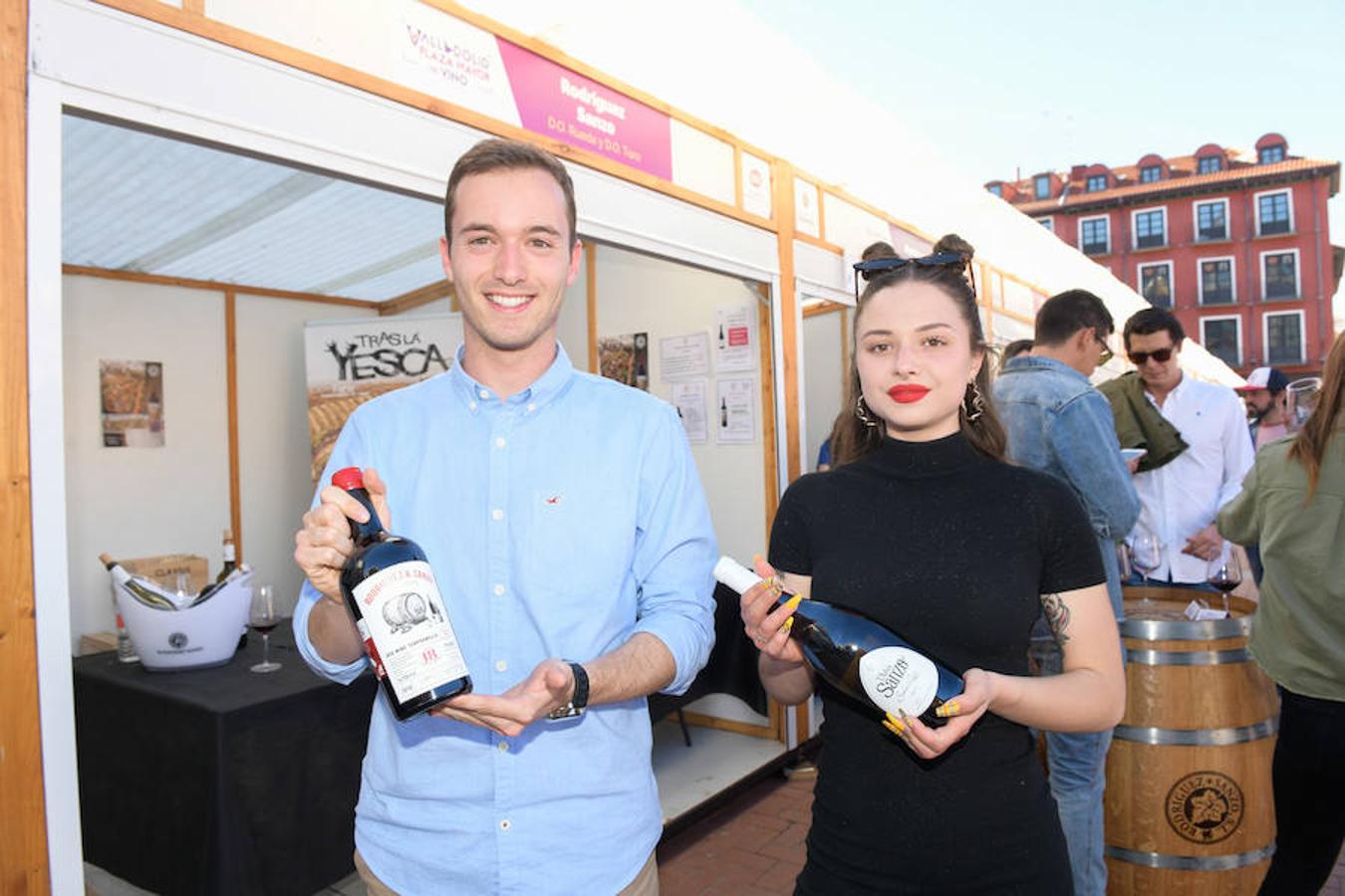 Los asistentes disfrutan de la oferta de las bodegas en la Plaza Mayor de Valladolid
