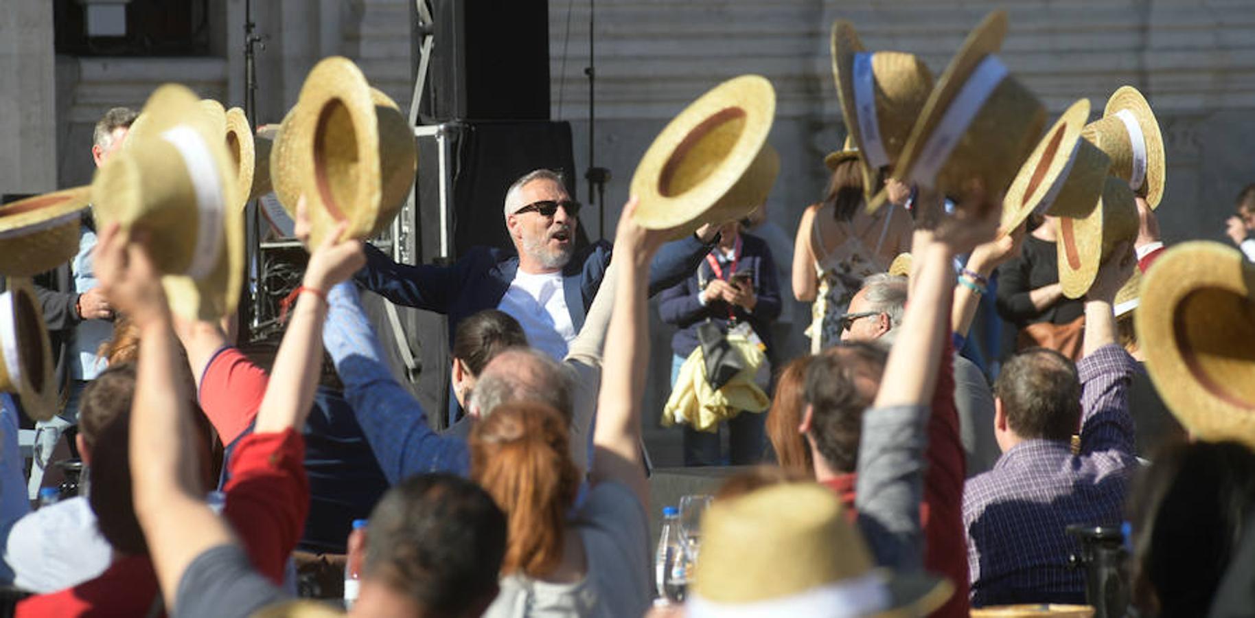 Los asistentes disfrutan de la oferta de las bodegas en la Plaza Mayor de Valladolid