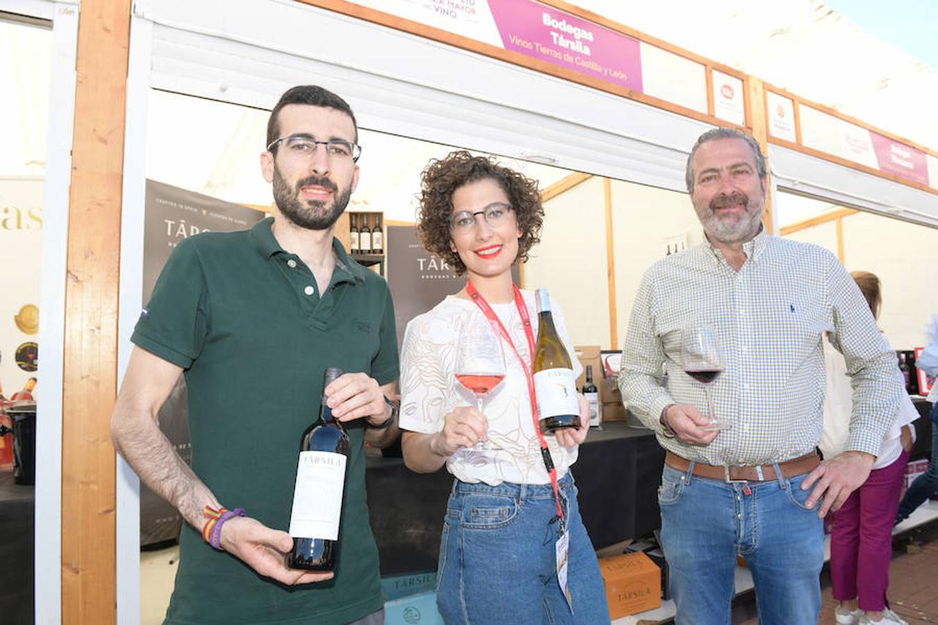 Los asistentes disfrutan de la oferta de las bodegas en la Plaza Mayor de Valladolid