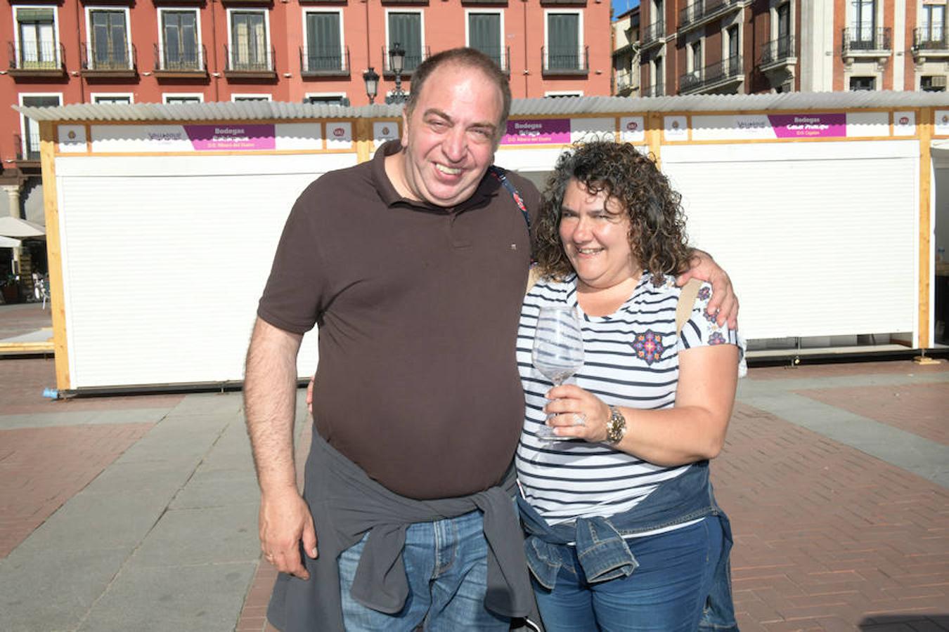 Los asistentes disfrutan de la oferta de las bodegas en la Plaza Mayor de Valladolid
