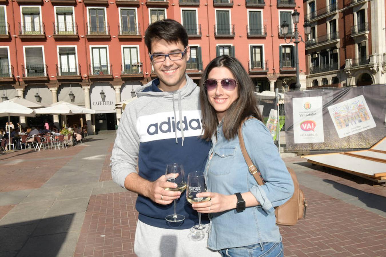 Los asistentes disfrutan de la oferta de las bodegas en la Plaza Mayor de Valladolid