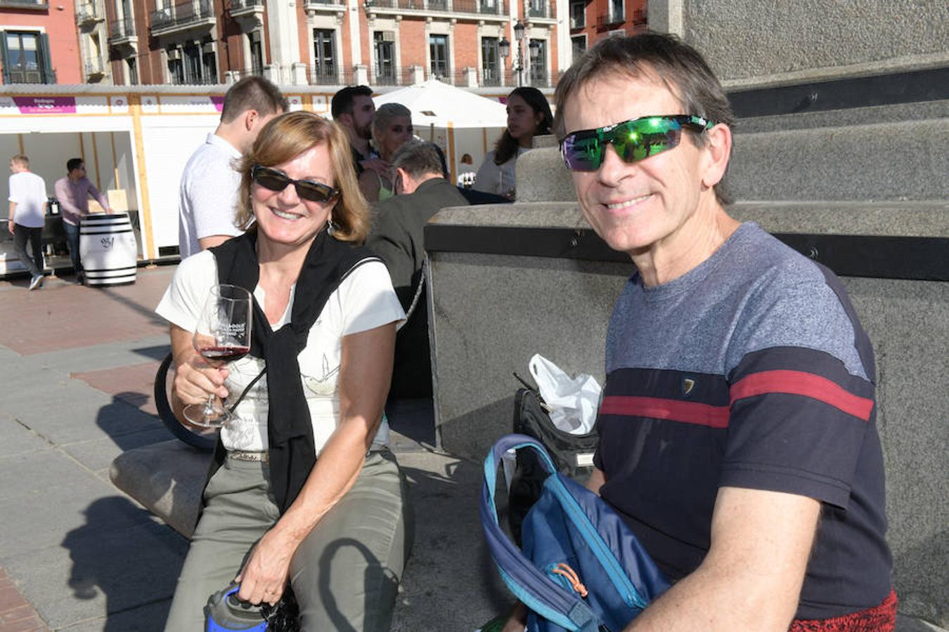 Los asistentes disfrutan de la oferta de las bodegas en la Plaza Mayor de Valladolid
