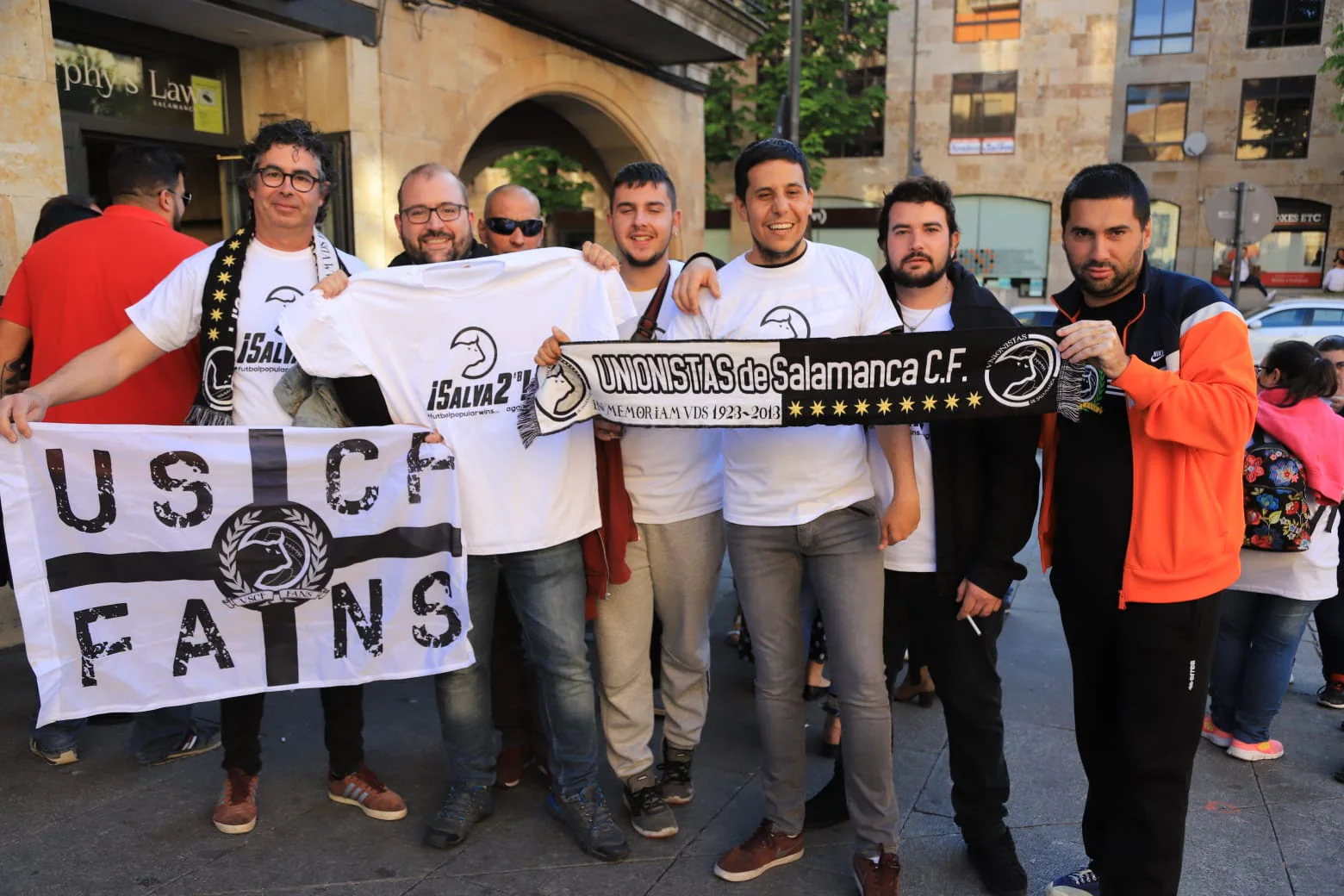 Fotos: La afición de Unionistas celebra la permanencia