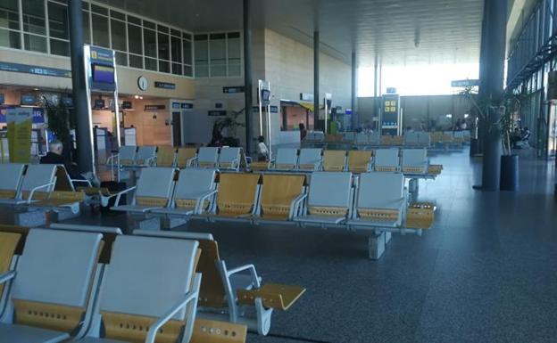Sala de espera en el aeropuerto de Villanubla este sábado. 