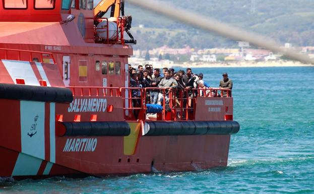 La embarcación de salvamento marítimo 'Concepción Arenal' lleva al puerto de Algeciras 109 inmigrantes.