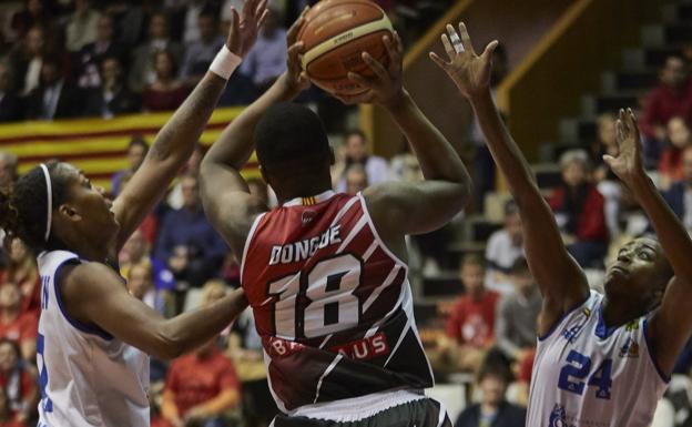 Robinson y Loyd ante Dongue. 