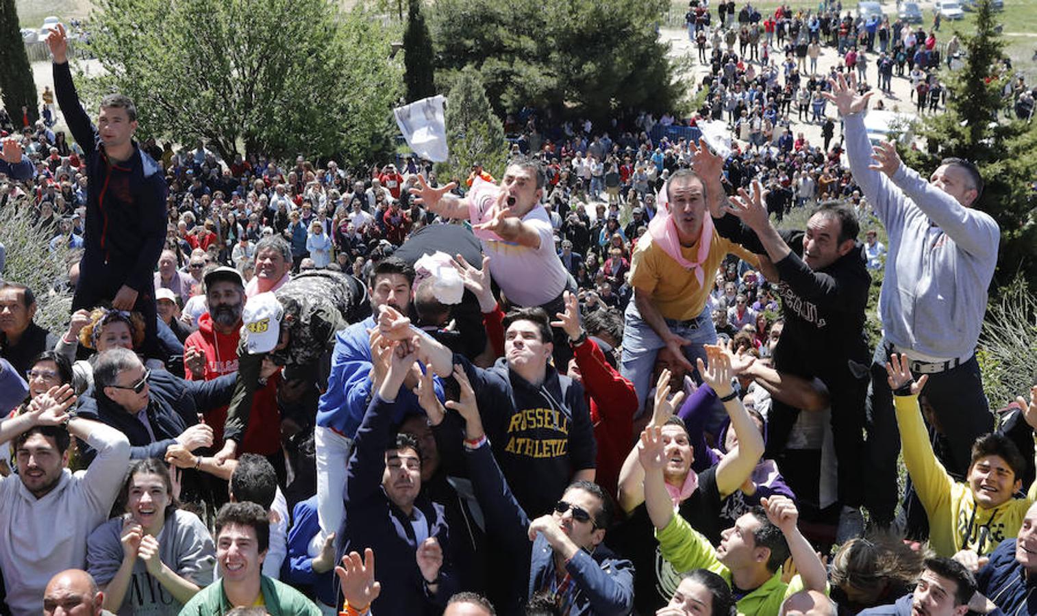 Fotos: Palencia vive la pedrea del pan y el queso