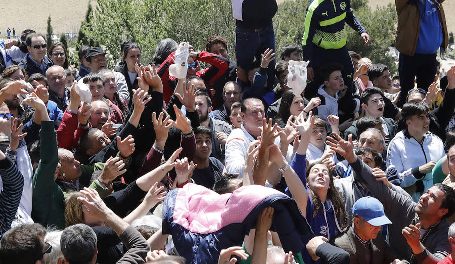 Fotos: Palencia vive la pedrea del pan y el queso