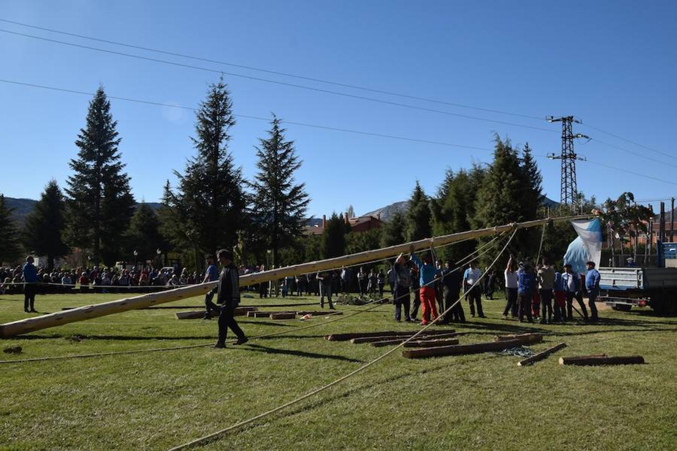 Fotos: Pinada del Mayo en Velilla del Río Carrión