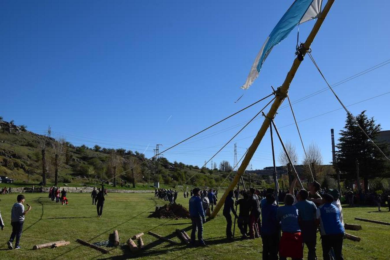 Fotos: Pinada del Mayo en Velilla del Río Carrión