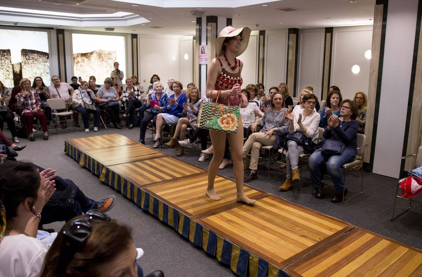 La Asociación Española Contra el Cáncer celebra en el hotel Olid la edición número 22 de su desfile