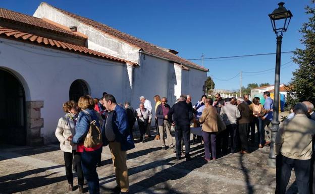 Tras los diferentes actos, la asociación invitó a los presentes a un vino de honor. 