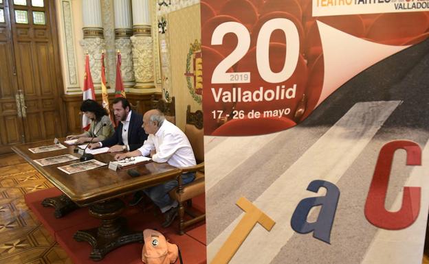 La concejala de Cultura, Ana Redondo; el alcalde de Valladolid, Óscar Puente, y Javier Martínez, coordinador del TAC, durante la presentación del programa en el Ayuntamiento