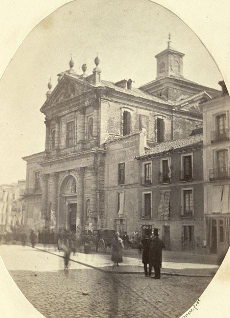 Imagen - La iglesia de las Angustias en 1864. Justo enfrente se terminaba de levantar el Calderón.