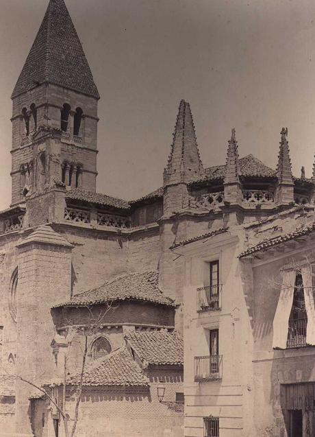 Imagen - La Antigua, todavía con viviendas adosadas al templo.