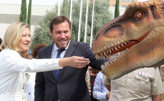 Pilar del Olmo y Óscar Puente, con un 'tiranosaurio Rex' en una exposición. 