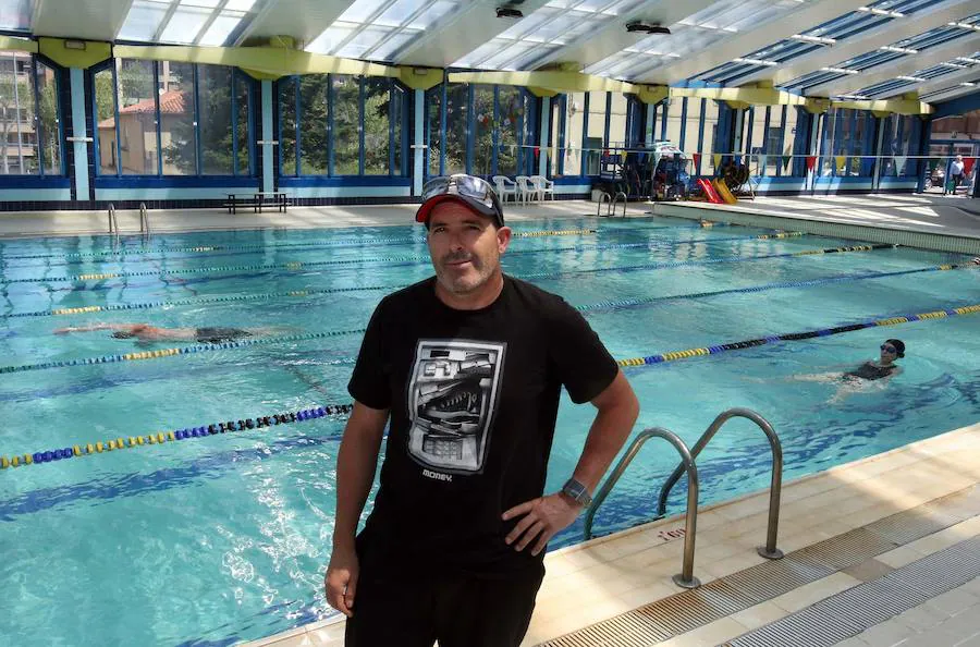 Juan Rojo, hace unos días, en la piscina que lleva el nombre de José Carlos Casado.